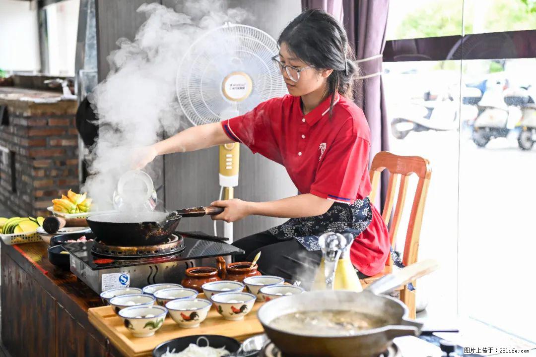 全网追的“扁担女孩”，找了一份暑假工，时薪12元 - 鸡西生活资讯 - 鸡西28生活网 jixi.28life.net